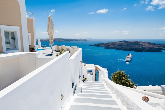 Hotel de luxo com vista mar. Arquitetura branca na ilha de Santorini, Grécia. Linda paisagem de verão