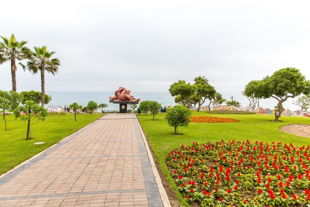 Foto hotel de luxo e pátio e jardim convidativo no lago titikaka, peru, na américa do sul