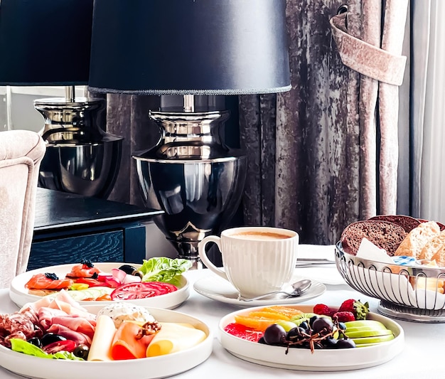 Hotel de luxo e serviço de quarto cinco estrelas vários pratos de comida pão e café como café da manhã no quarto para viagens e hospitalidade