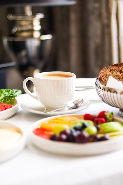 Hotel de luxo e serviço de quarto cinco estrelas vários pratos de comida pão e café como café da manhã no quarto para viagens e hospitalidade