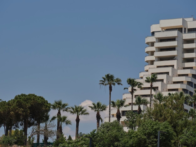 Un hotel de diseño moderno en plena naturaleza