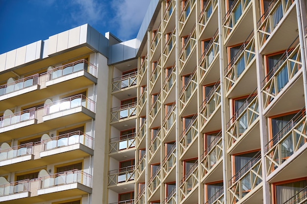 Hotel de edificio blanco con muchas terrazas.