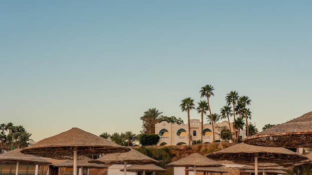 Hotel con edificios blancos y zona de recreo en Egipto