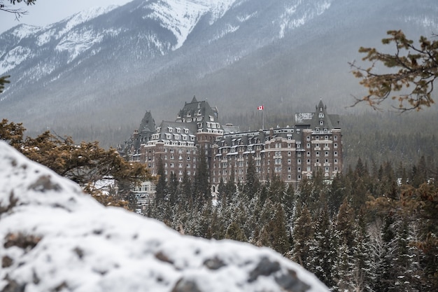 Foto hotel fairmont banff springs en invierno, el parque nacional de banff, alberta, canadá