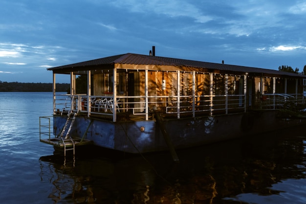 Hotel flotante en barcaza sobre el río
