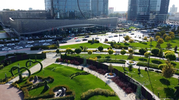 Hotel Hilton con parque de la ciudad de Tashkent