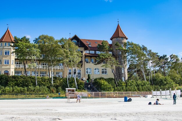 Hotel histórico en la playa de Leba en Polonia en un soleado día de verano