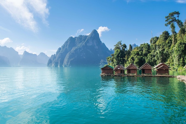 Hotel im Paradies und wunderschönes blaues Wasser und blauer Himmel