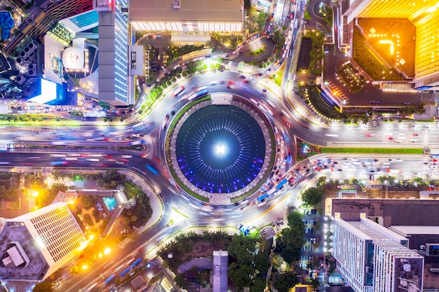 Hotel Indonesia con coloridos senderos para autos en la noche