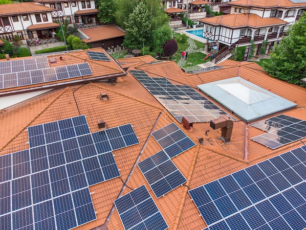 Hotel de lujo con paneles solares en la vista aérea del techo