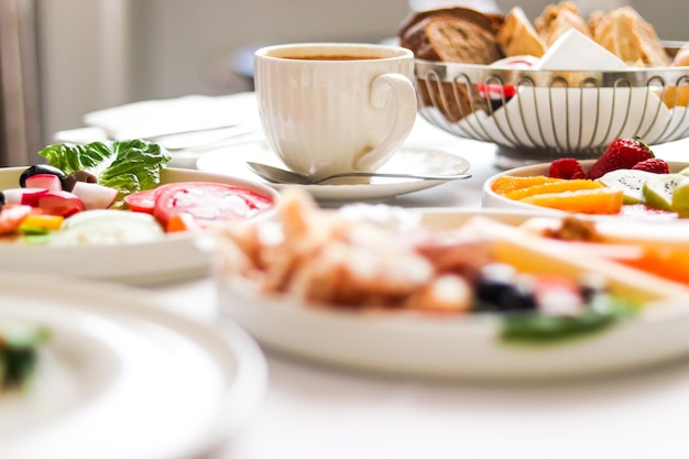 Hotel de lujo y servicio de habitaciones de cinco estrellas varios platos de comida pan y café como desayuno en la habitación para viajes y hospitalidad