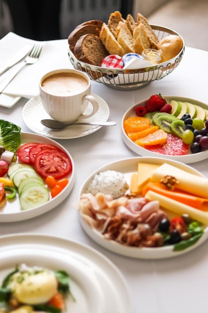 Hotel de lujo y servicio de habitaciones de cinco estrellas varios platos de comida pan y café como desayuno en la habitación para viajes y hospitalidad