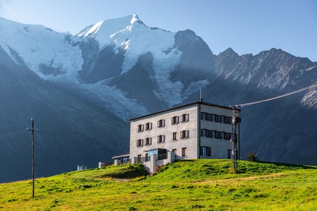 Foto hotel en el macizo del mont-blanc. este hotel está situado en chamonix, en los alpes franceses, cerca de bionnassay.