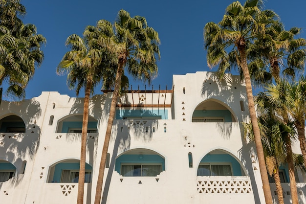 Hotel mit weißen Gebäuden und Erholungsgebiet in Ägypten