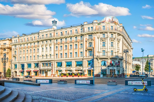 Hotel National en la calle Mokhovaya y scooter Moscú