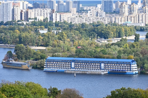 Hotel no rio Dnieper em Kyiv