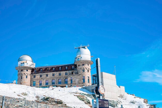 Hotel y observatorio gornergrat kulm en paisaje nevado contra el cielo