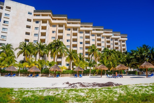Hotel en la playa de arena en un día soleado en Cancún Yukatan México