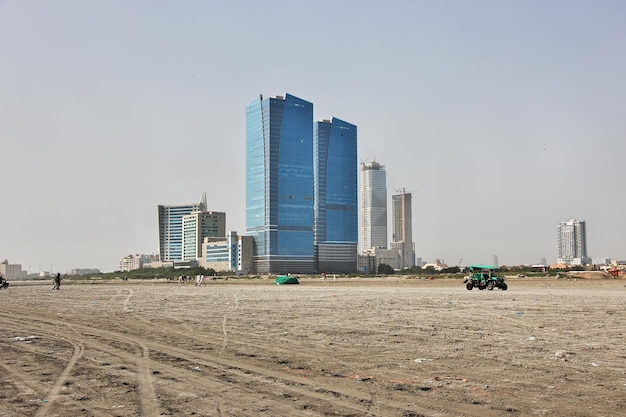 El hotel en la playa de Clifton en Karachi, Pakistán