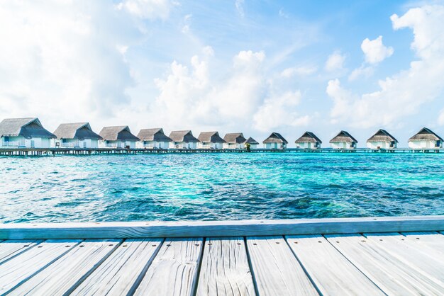 hotel resort tropical Maldivas e ilha com praia e mar para o conceito de férias de férias