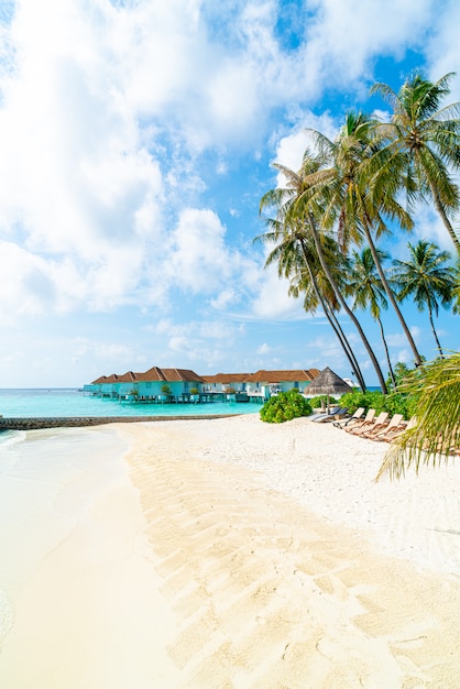 Hotel resort tropical maldivas e ilha com praia e mar para o conceito de férias de férias