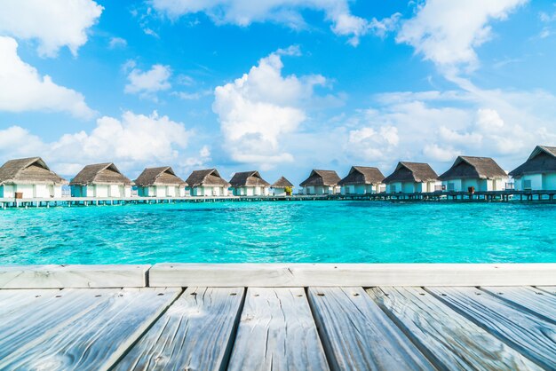 hotel resort tropical Maldivas e ilha com praia e mar para o conceito de férias de férias