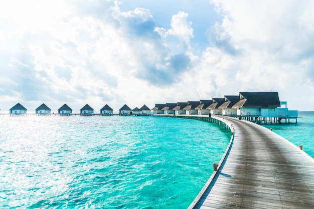 hotel resort tropical Maldivas e ilha com praia e mar para o conceito de férias de férias