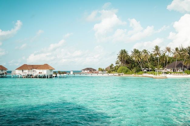 Hotel resort tropical maldivas e ilha com praia e mar para o conceito de férias de férias