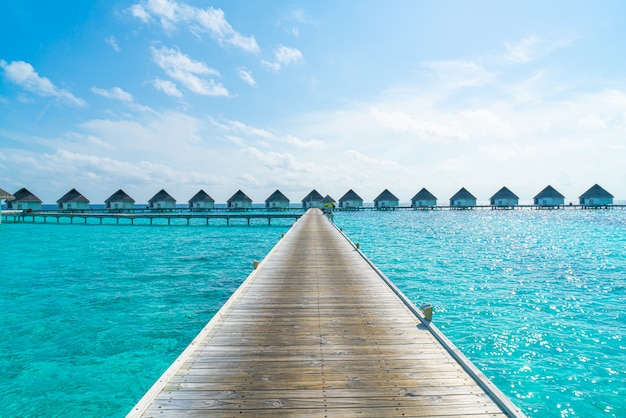 hotel resort tropical Maldivas e ilha com praia e mar para o conceito de férias de férias