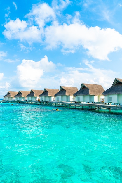 Hotel resort tropical nas Maldivas e ilha com praia e mar para o conceito de férias de férias