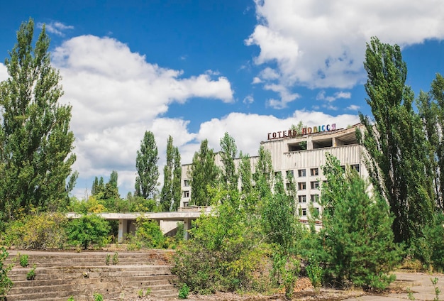 Hotel soviético en ruinas Polissya cubierto de bosque salvaje auto-sembrado en Chernobyl