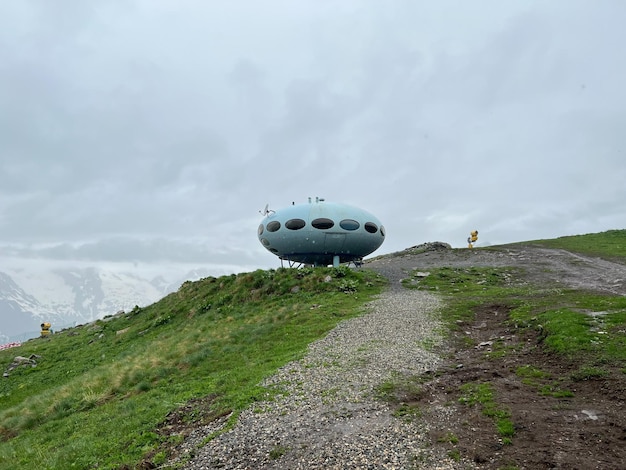 El hotel tiene la forma de un platillo volador en la montaña platillo volador en las montañas OVNI