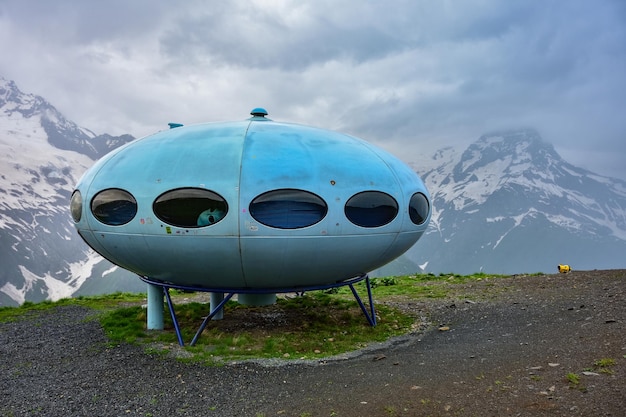 El hotel tiene forma de platillo volador en la montaña platillo volador en las montañas