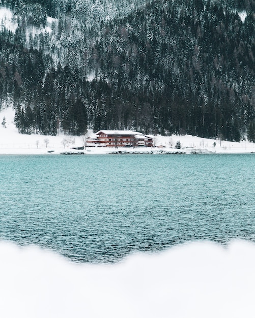Un hotel tradicional al final del lago durante el invierno y la nieve.