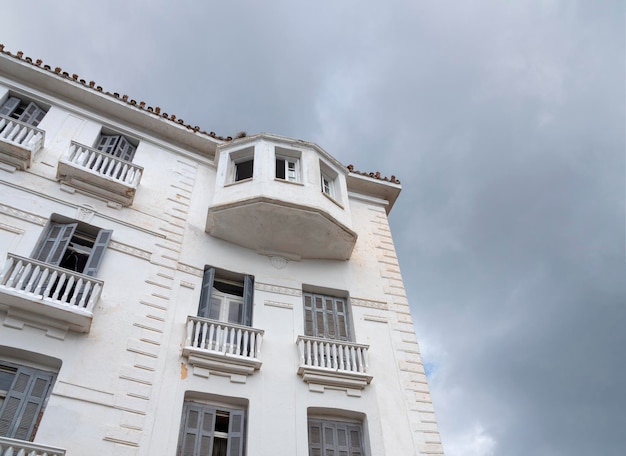 Foto hoteles en estilo neoclásico de la ciudad turística de loutra edipsou en la isla evia en grecia