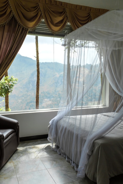 Hotelinnenraum mit großem Panoramafenster und Blick auf den Berg