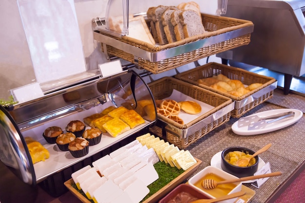 Hotelmorgenmahlzeit, Frühstücksnahrungsbuffet mit Bäckerei-Zusammenstellung in den Körben mit Behältern