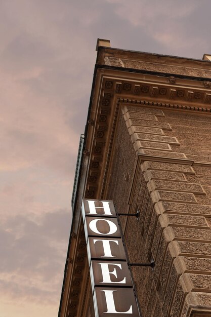 Hotelschild an einem klassischen Gebäude in Rom