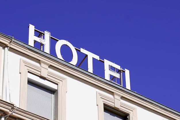 Hotelzeichentext auf dem Dach Gebäude in Touristenstadt