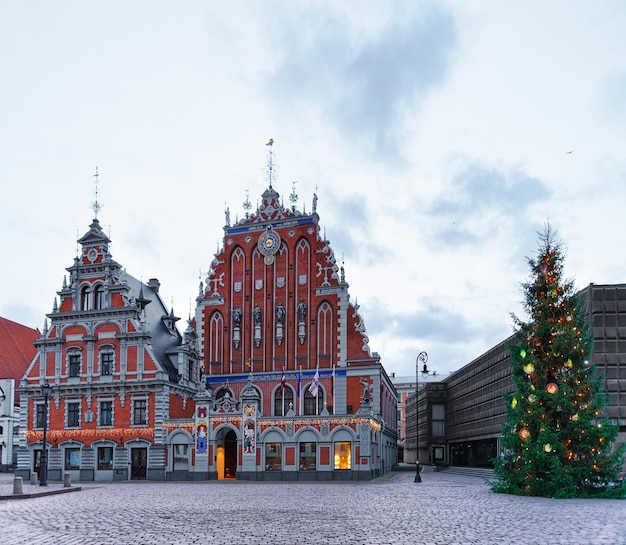 House of Blackheads y el árbol de Navidad cerca de ella durante la temporada navideña en Riga, Letonia