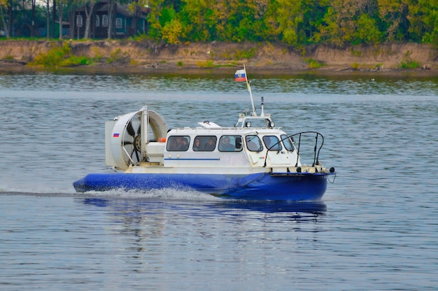 hovercraft Cushioncraft no rio Volga Yaroslavl Rússia