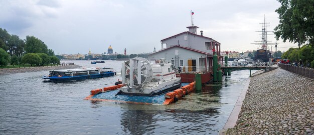 Hovercraft do ministério de situações de emergência ancorado em um pontão perto do dique no centro de são petersburgo