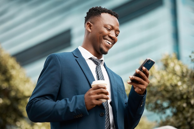 Hoy es un buen día para un gran día Foto de un empresario de contenido usando su teléfono inteligente para enviar un mensaje de texto mientras está en la ciudad