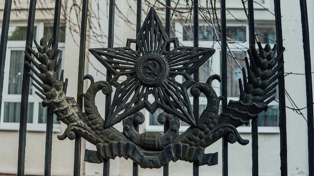 La hoz y el martillo en la antigua valla un símbolo de la Unión Soviética Concepto escudo de armas de un estado inexistente