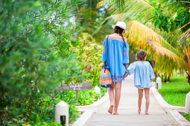 Hppy familia de mamá y niña durante las vacaciones de verano en la playa