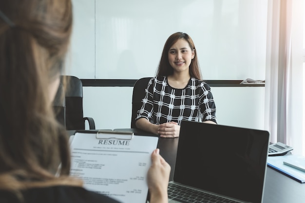 HR-Diskussion Vorstellungsgespräch mit Antworten von Frauen, die sich um eine Stelle bewerben.