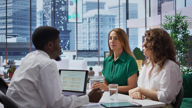 HR-Manager diskutiert mit den letzten beiden verbleibenden Bewerbern