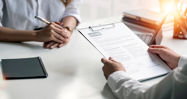 Hr revisa el currículum del perfil del solicitante de empleo y el concepto de gestión de recursos humanos