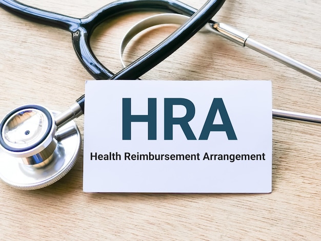 HRA auf weißem Kartenständer für Health Reimbursement Arrangement geschrieben.