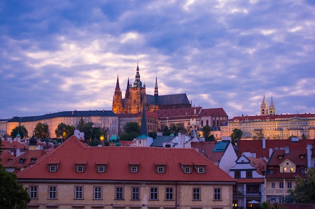 Hradcany-Schloss in der Stadt gegen bewölkten Himmel bei Sonnenuntergang